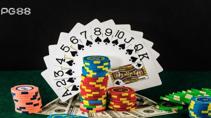 Game bài PG88: bài tây, chip cược và tiền trên bàn chơi.