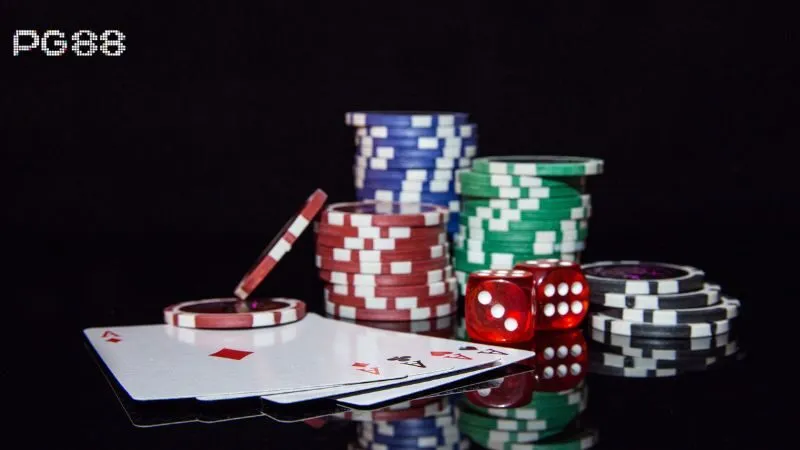 Bài Tây, hai xúc xắc và các chồng chip trong bài Live Casino PG88